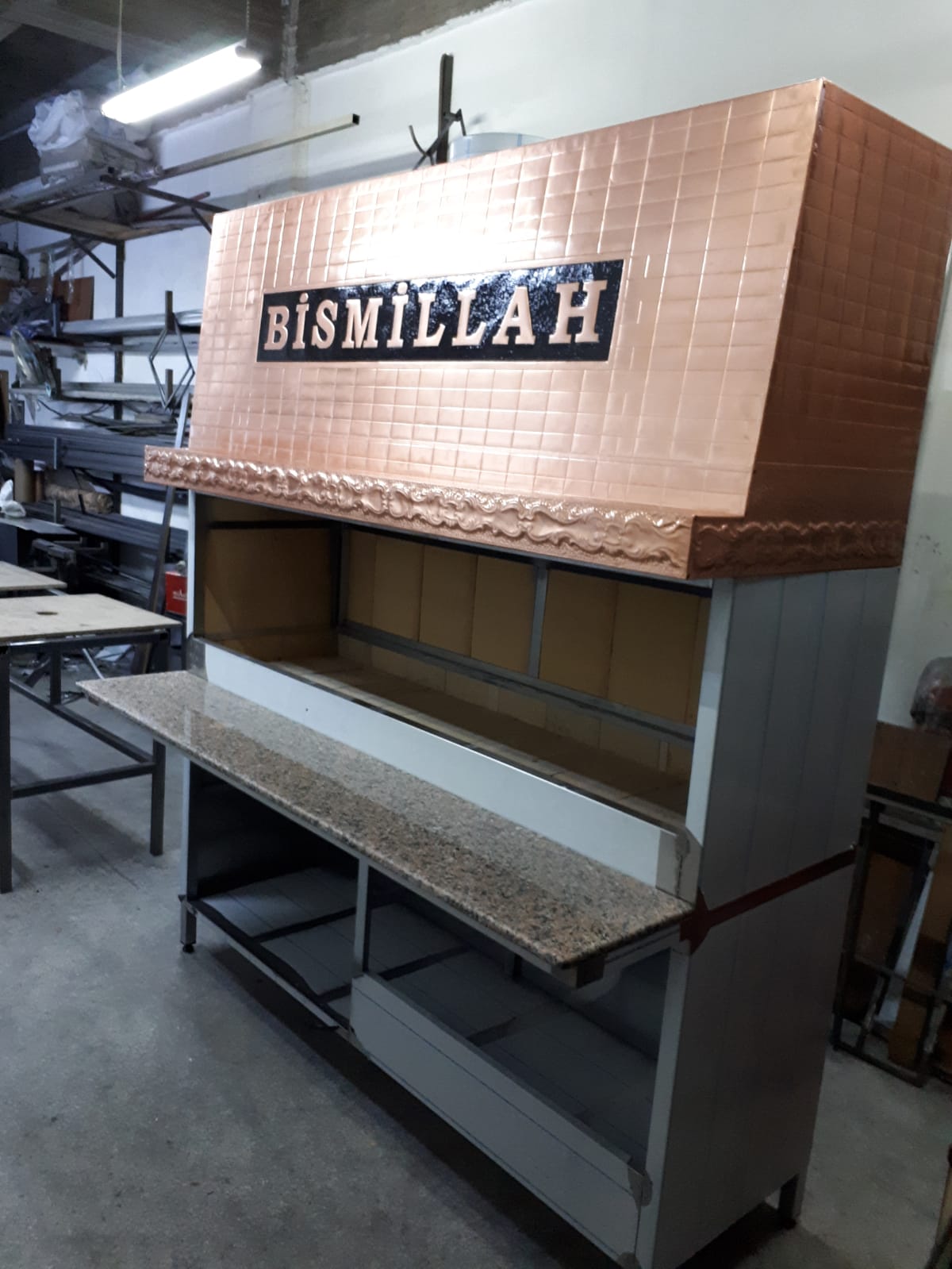 Özel yapım bakır işlemeli içi kompile tuğlalı altı çalışma tezgahlı ve şişlikli duvar tipi ayaklı mangal